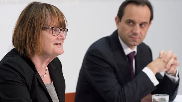 Anne Héritier Lachat und Mark Branson bei der Medienkonferenz im Medienzentrum des Bundeshauses.