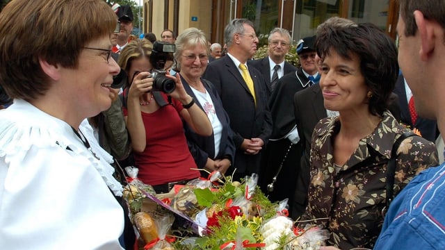 Frauen mit Blumenstrauss.