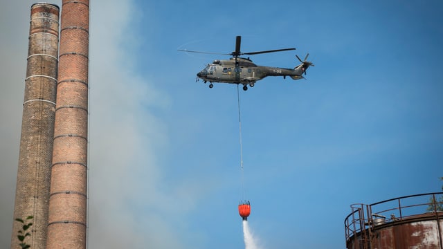 Helikopter beim Löschen.