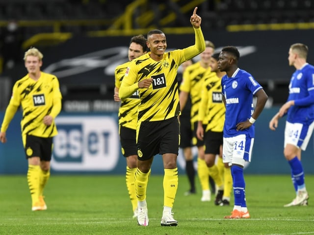 Manuel Akanji shoots Borussia Dortmund in the derby against Schalke in the lead. 