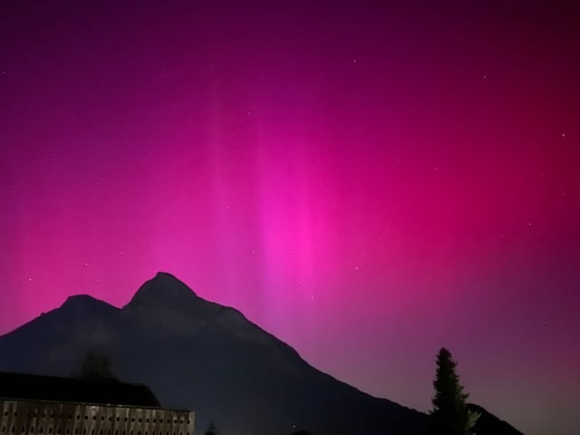 Nordlichter über einem Berg bei Nacht.