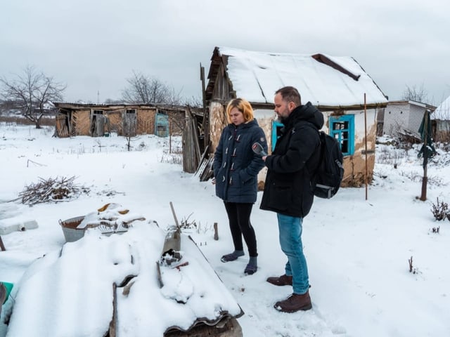 Auslandredaktor David Nauer mit Margarita Tkatschenko.