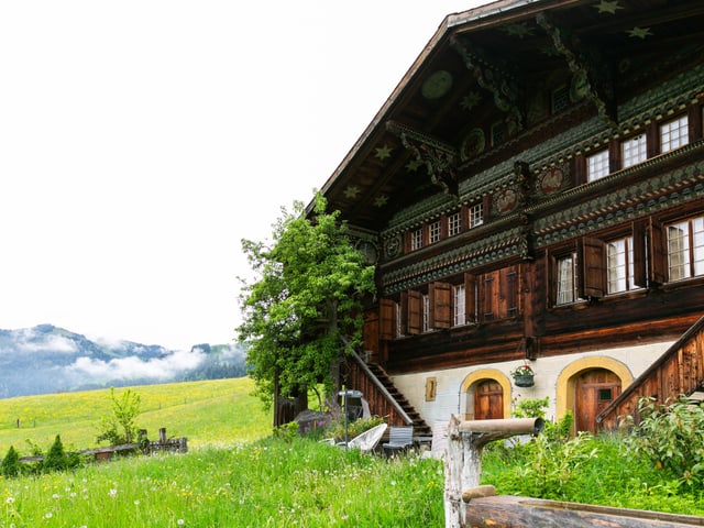 Ein Chalet mit farbigen Malereien.