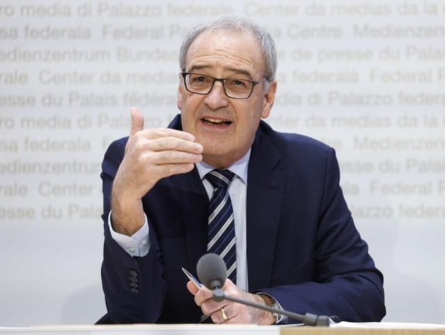 Bundesrat Guy Parmelin spricht während einer Medienkonferenz des Bundesrates zu den Massnahmen in einer Strommangellage.