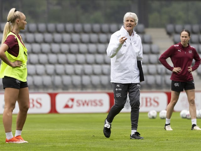 Pia Sundhage auf dem Trainingsplatz