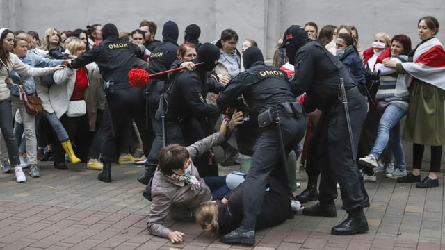 Police officers quarrel with protesters