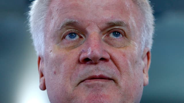 Nahaufnahme von Seehofers Gesicht.