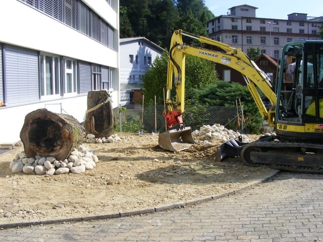 Bagger transportiert Steine