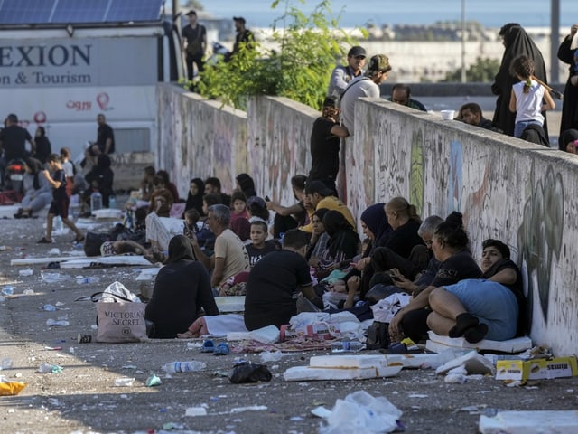  Ganze Familien liegen an der Uferpromenade Beiruts. 