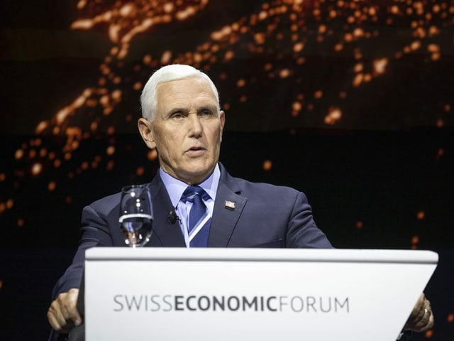 Mike Pence steht an einem Podium und spricht.