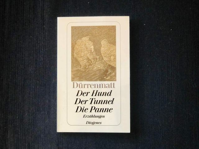 «Der Tunnel und andere Meistererzählungen» von Friedrich Dürrenmatt liegen auf einem dunklen Sessel