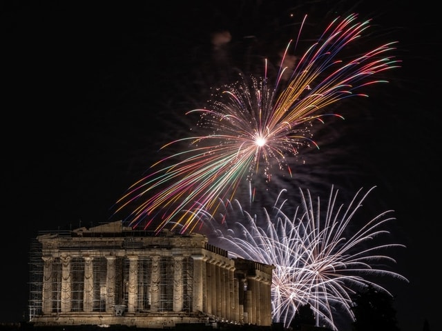 Feuerwerk über dem Akropolis-Hügel in Athen, Griechenland.