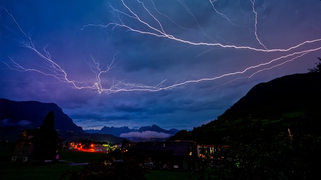 Blitze über Schwyz und Seewen.