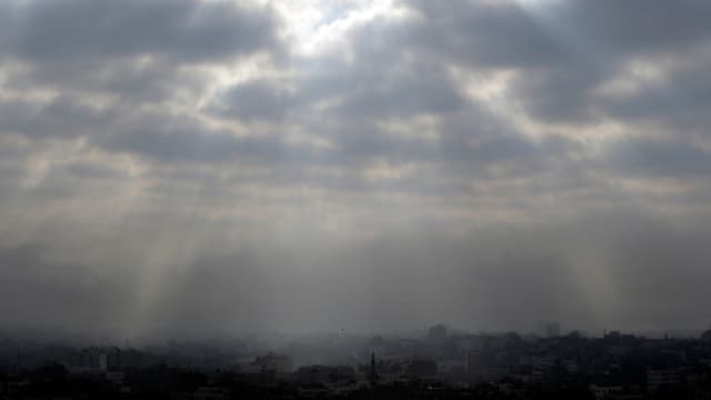 Blick auf den Gazastreifen. Sonne bricht durch die Wolken.