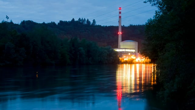 Ansicht des AKW Mühleberg, im Vordergrund die Aare