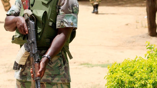 Ein Soldat sichert die Gegend ab, nach einem Angriff von Boko Haram.