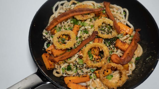 Creamy Udon mit Zwiebelringen, Karotten Chips und Süsskartoffeln