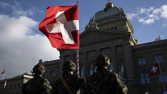 Soldaten vor dem Bundeshaus, anlässlich des Besuchs von Emmanuel Macron