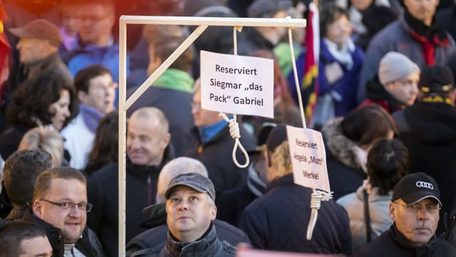 Selbstgebastelte Galgen an einer Pegida-Demonstration 