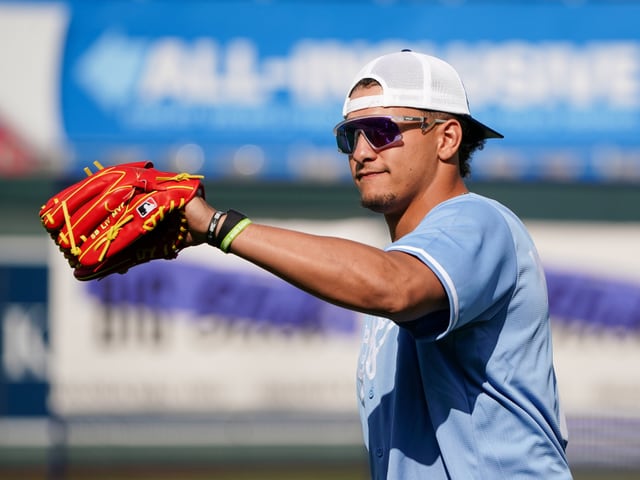 NFL-Quarterback Patrick Mahomes im Trikot des Baseball-Teams Kansas City Royals.