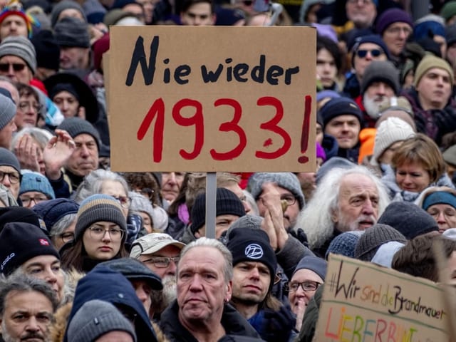 Protestierende halten Schild mit der Aufschrift: «Nie wieder 1933»