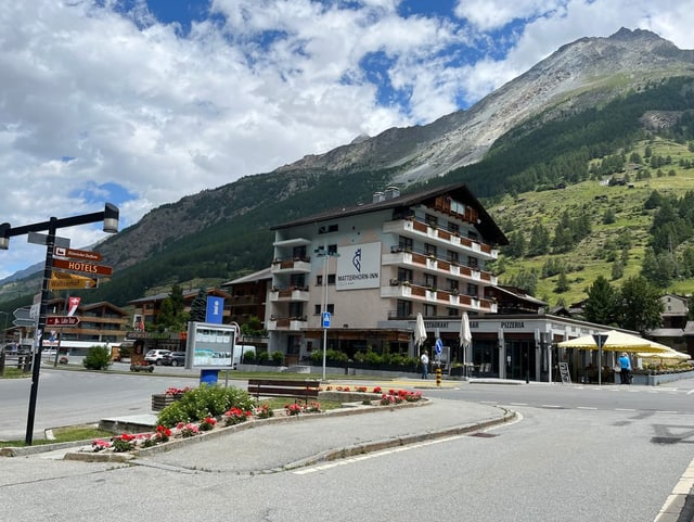 Blick auf ein Hotel im Walliser Ort Täsch.