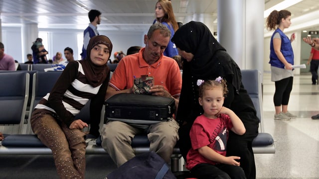 Syrische Flüchtlingsfamilie in einem Flughafen