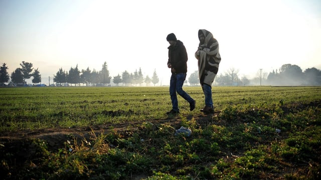 Versuchen, die griechische Grenze zu überqueren: zwei Flüchtlinge. 