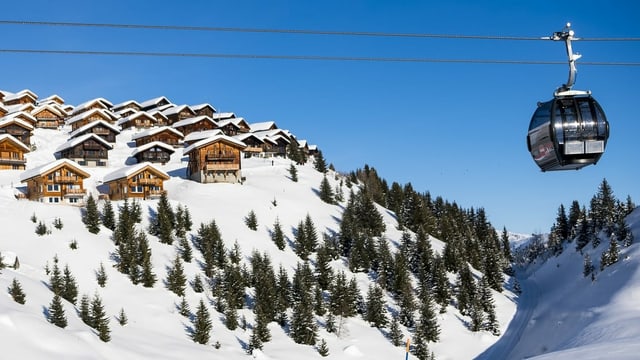 Belalp mit Ferienwohnungen und einer Gondel.