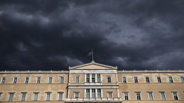 Griechisches Parlament und dunkle Wetterfront.