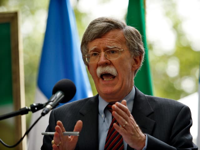 John Bolton spricht an einem Rednerpult