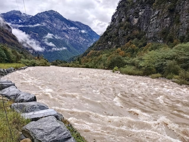 Volles Flussbett im Tessin