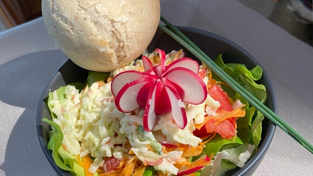 Connys «Bunt gemischter Sommer-Gartensalat mit Brötli»