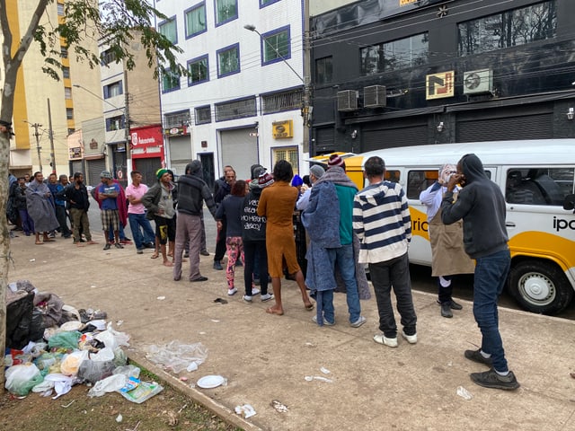 Obdachlose stehen für ein gratis Frühstück im Zentrum von São Paulo an.