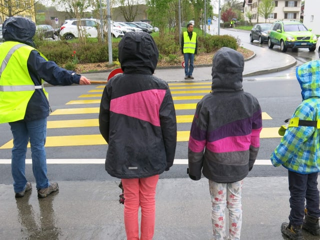 Menschen am Fussgängerstreifen