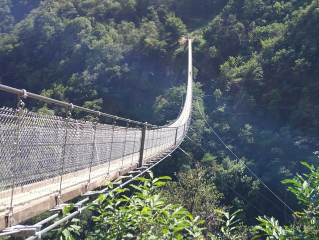 Hängebrücke mit einer starken Neigung.