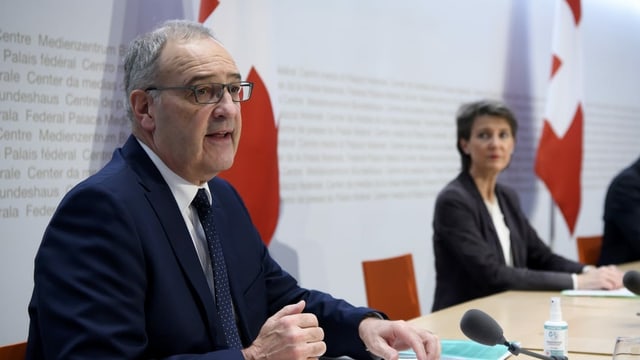 Bundesrat Guy Parmelin spricht an der Seite von Simonetta Sommaruga im Medienzentrum des Bundeshauses in Bern zur Verschärfung der Coronamassnahmen im Dezember 2020.