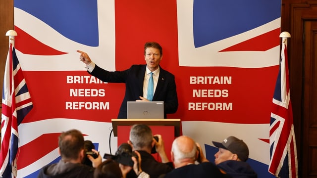 Richard Tice, Vorsitzender der Reformpartei, spricht auf einer Pressekonferenz.