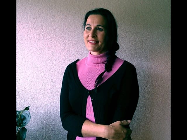 Evelyne in pink-schwarz.