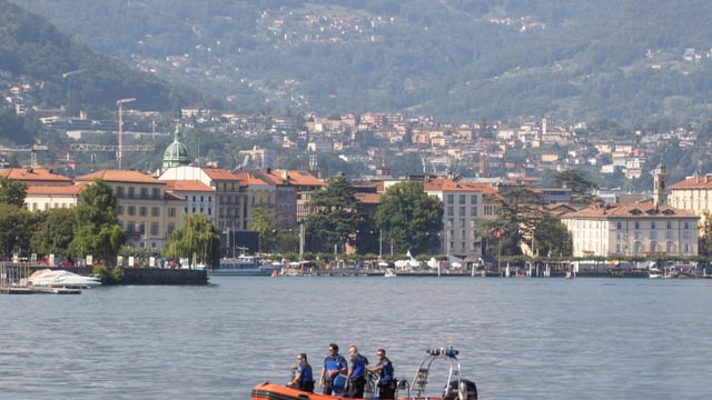 polzeileute auf einem Boot auf dem See.