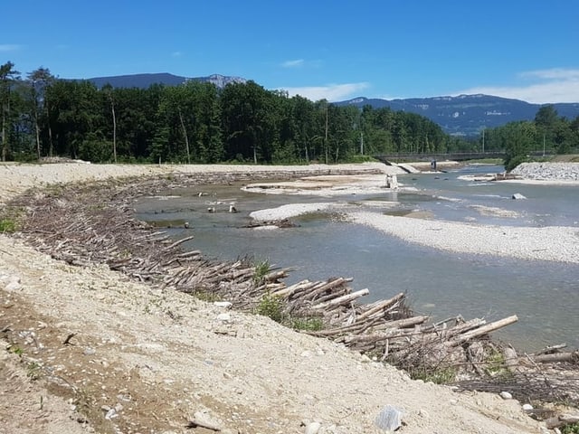 Breiter Fluss mit viel Kies.