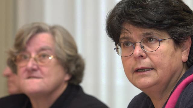 Zwei Frauen nebeneinander bei einer Pressekonferenz.