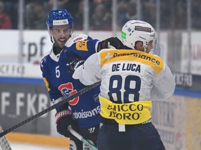 Zwei Eishockeyspieler im Spiel.