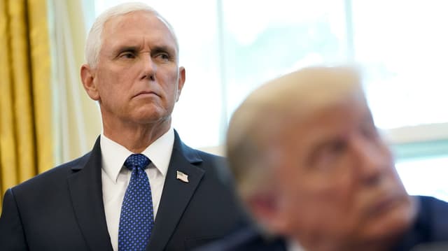 Pence steht hinter Trump.