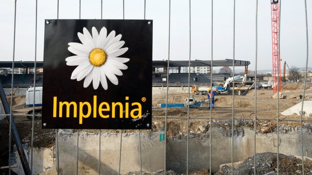 Implenia Logo vor Baustelle