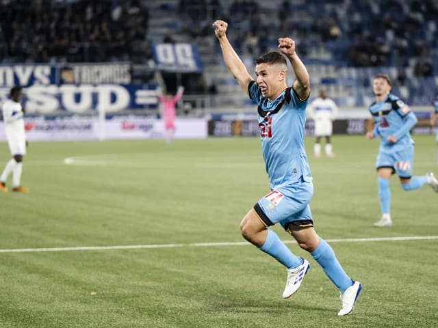 Fussballspieler jubelt nach einem Tor auf dem Spielfeld.