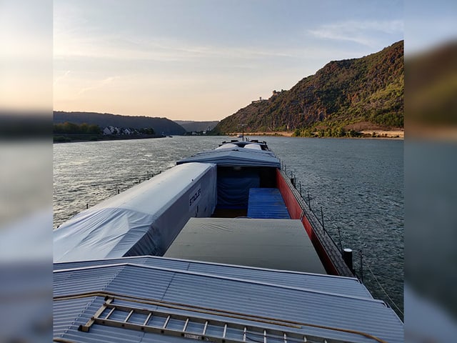 Blick aus dem Steuerhaus eines Rheinfrachters.