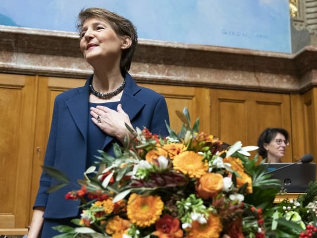 Bundespräsidentin Simonetta Sommaruga legt die Hand aufs Herz.