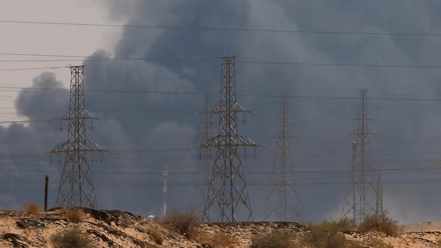 Brennende Erdölraffinerie in Saudi-Arabien.