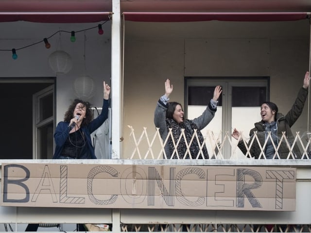 Menschen auf Balkon 